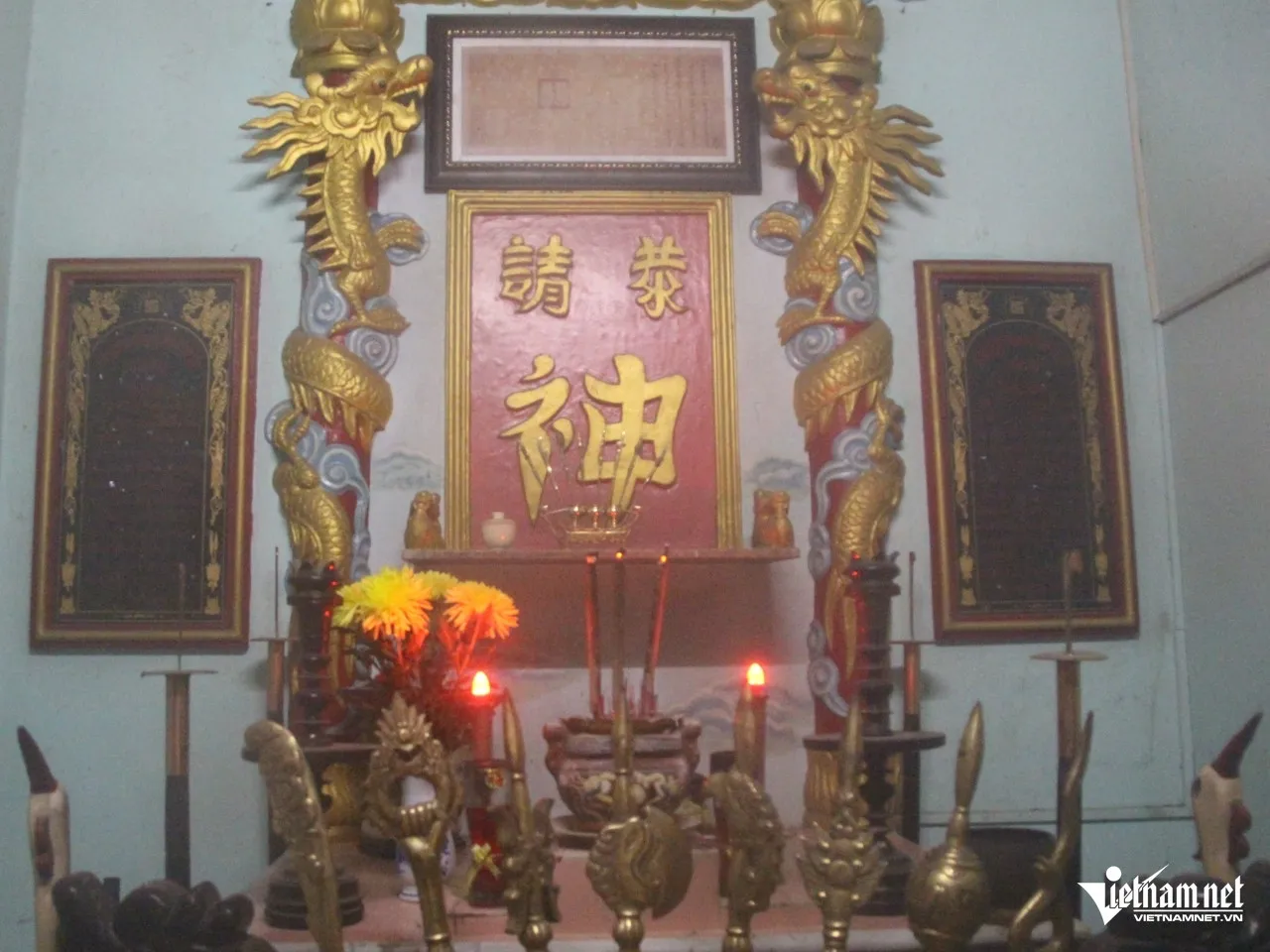 Bàn thờ thần trong chính điện của đình Cây Sộp.