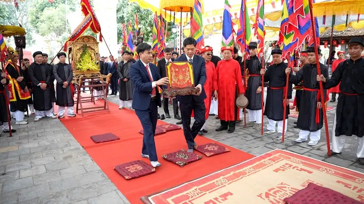 Lãnh đạo xã Dương Hòa chuyển Giá văn cho Ban hành lễ tại Lễ rước xuân làng Dương Liễu