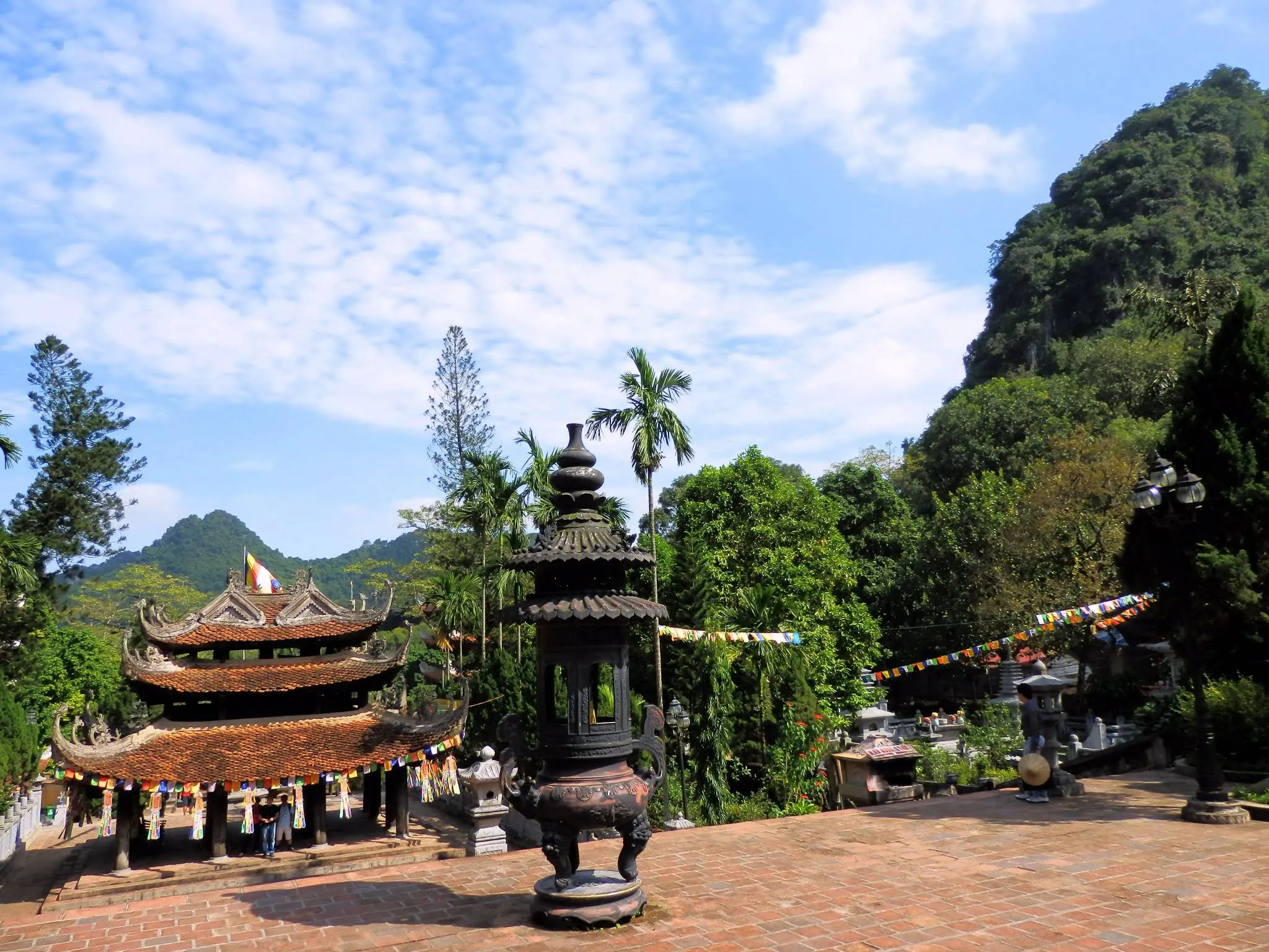 Cảnh quan di tích Chùa Thiên Trù