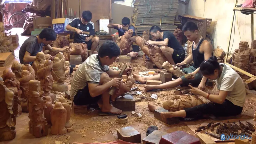 Những người thợ thực hiện kỹ thuật chạm khắc hoa văn trên sản phẩm gỗ mỹ nghệ Đồng Kỵ