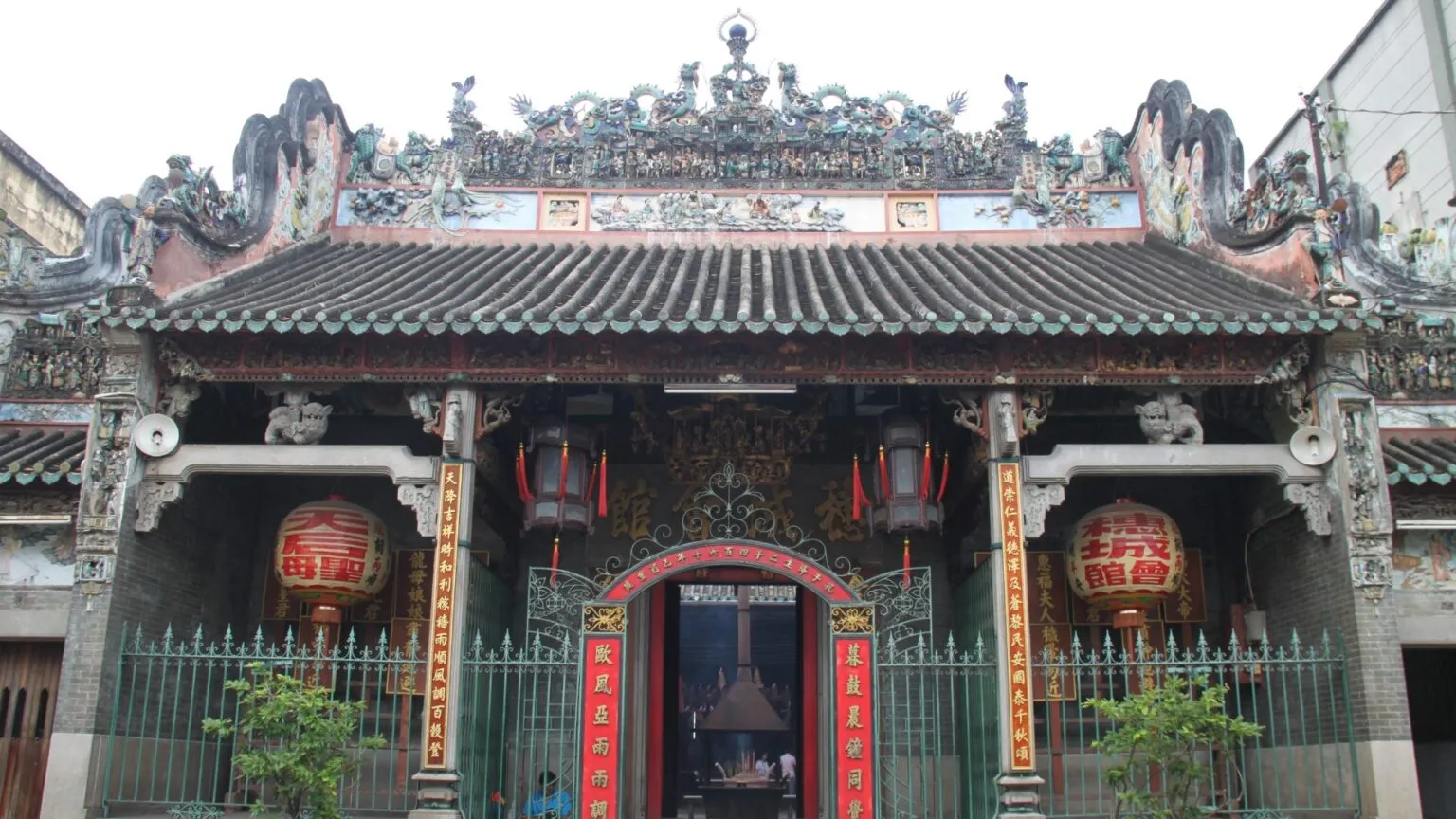 Tam quan cổng Hội Quán Tuệ Thành