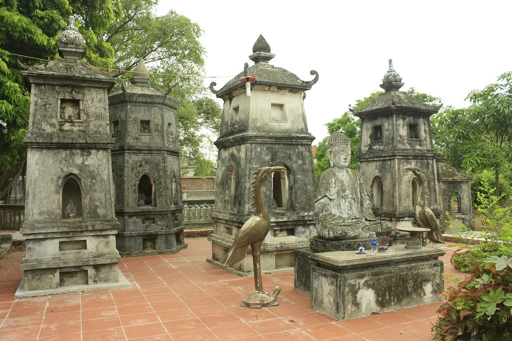 Tháp đá tại Chùa Giám