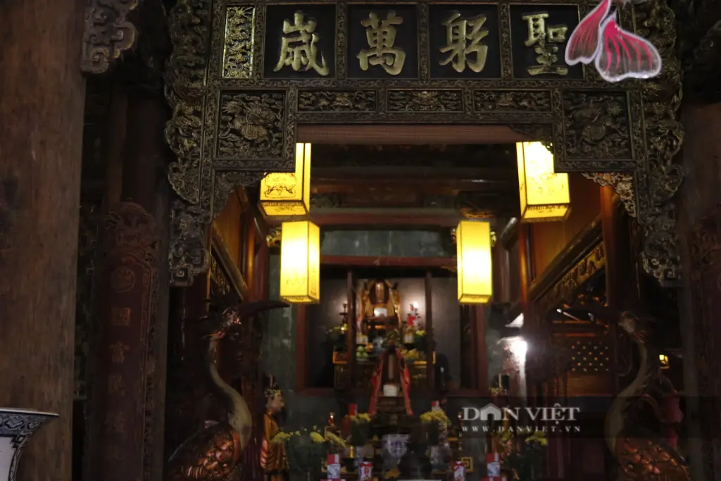 Ban thờ bên trong Đình Kim Ngân