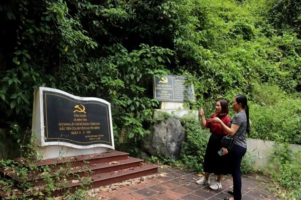 Cảnh quan bên ngoài điểm di tích Hang Kéo Quảng