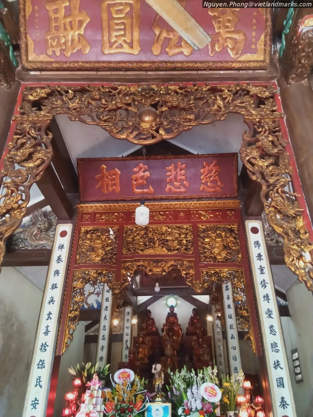 Ban thờ bên trong Chùa Phượng Mỹ