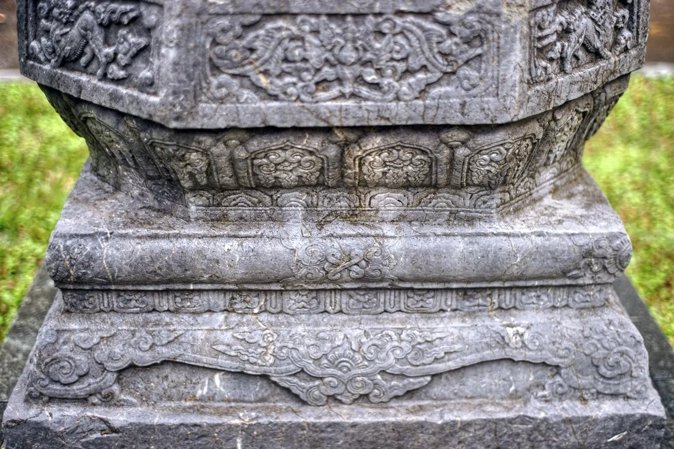 Phần bệ cây hương đá Chùa Tứ Kỳ