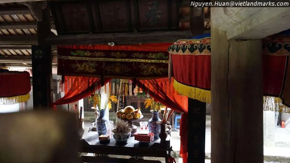 Gian thờ bên trong Quán Ông Ba