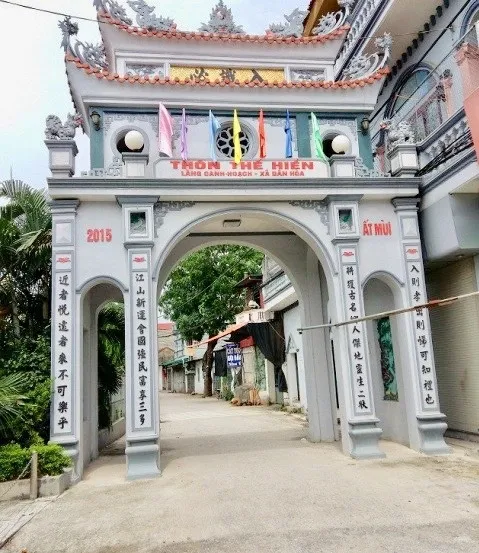 Cổng làng nơi tọa lạc của di tích Nhà thờ họ Nguyễn