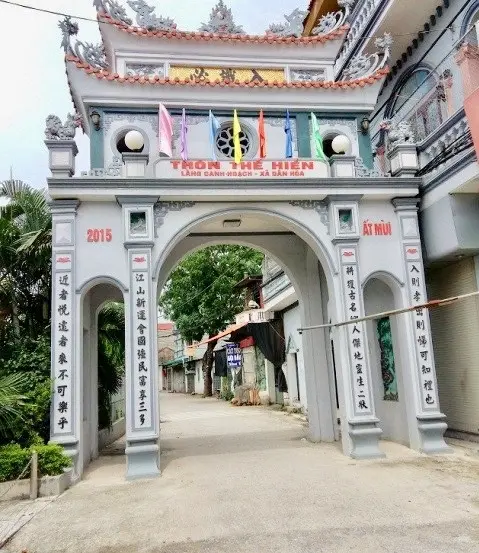 Cổng làng nơi tọa lạc của di tích Nhà thờ họ Nguyễn