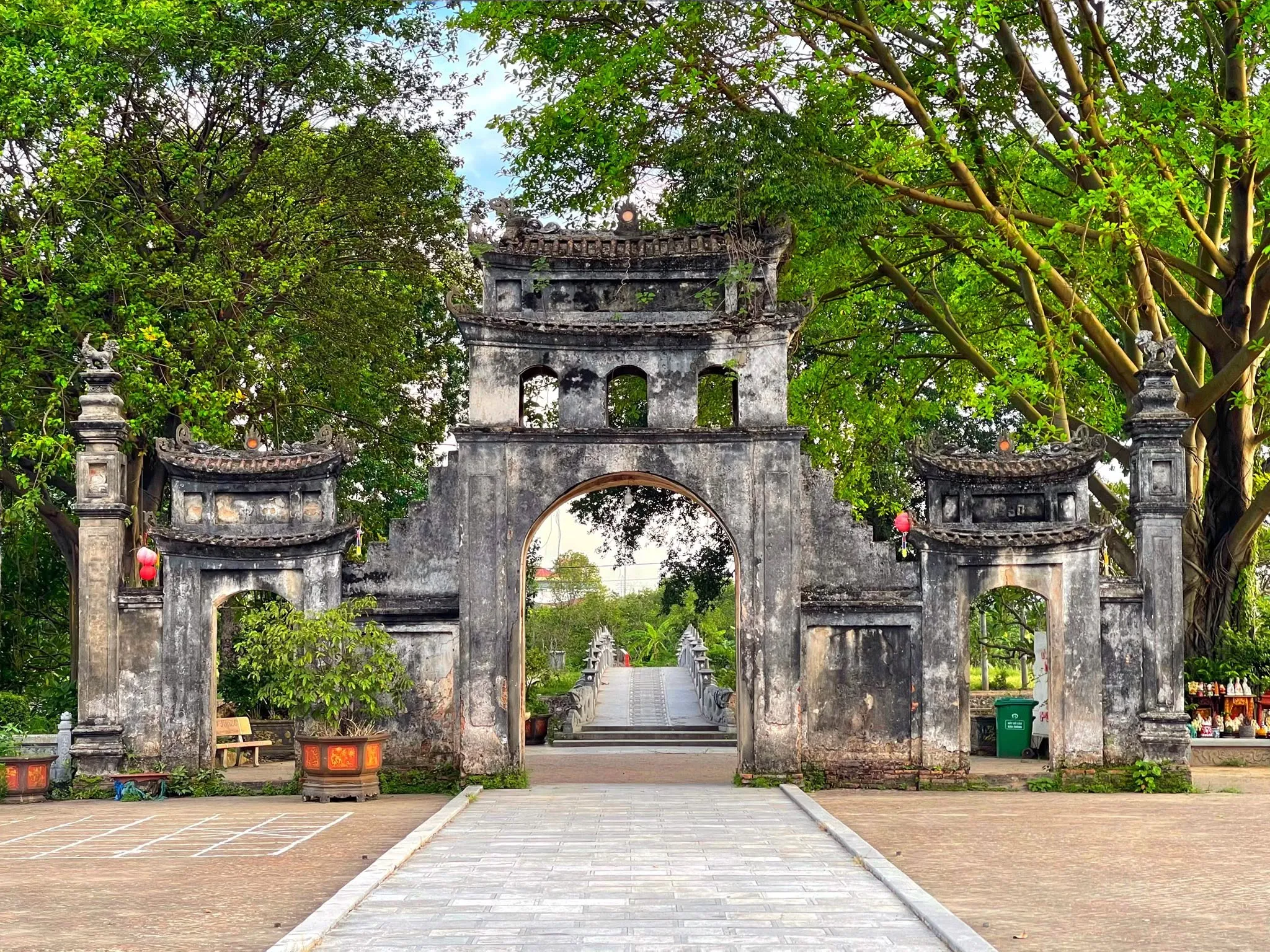 Toàn cảnh cổng vào chùa Ông (Bản Tịch tự)