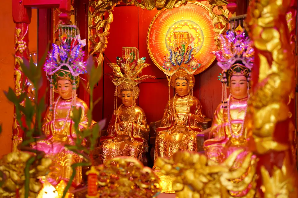 Ban thờ bên trong Đình Tân Kiểng