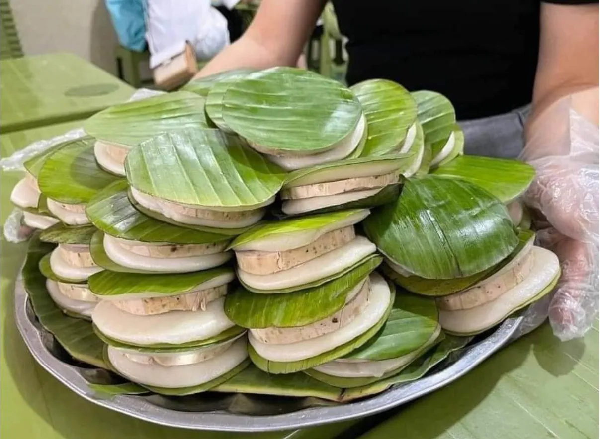 Bánh dày không nhân để thực khách có thể kẹp giò hay chả, tùy theo khẩu vị của mỗi người