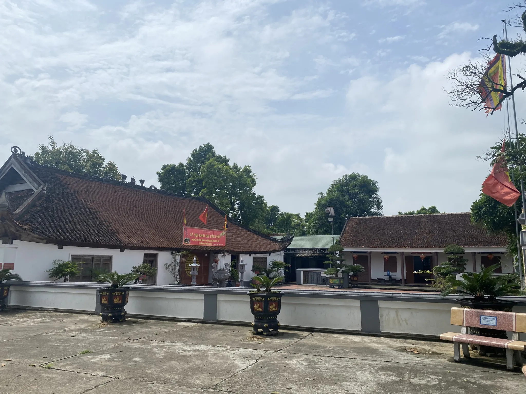Cảnh quan bên ngoài Đình Phương Độ