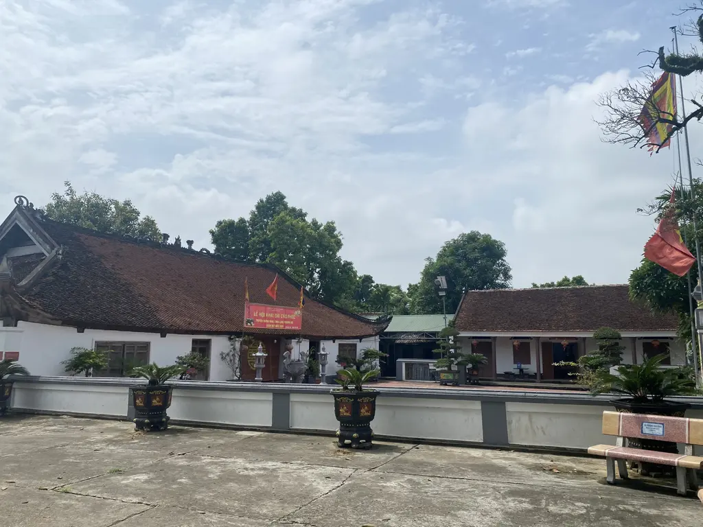 Cảnh quan bên ngoài Đình Phương Độ