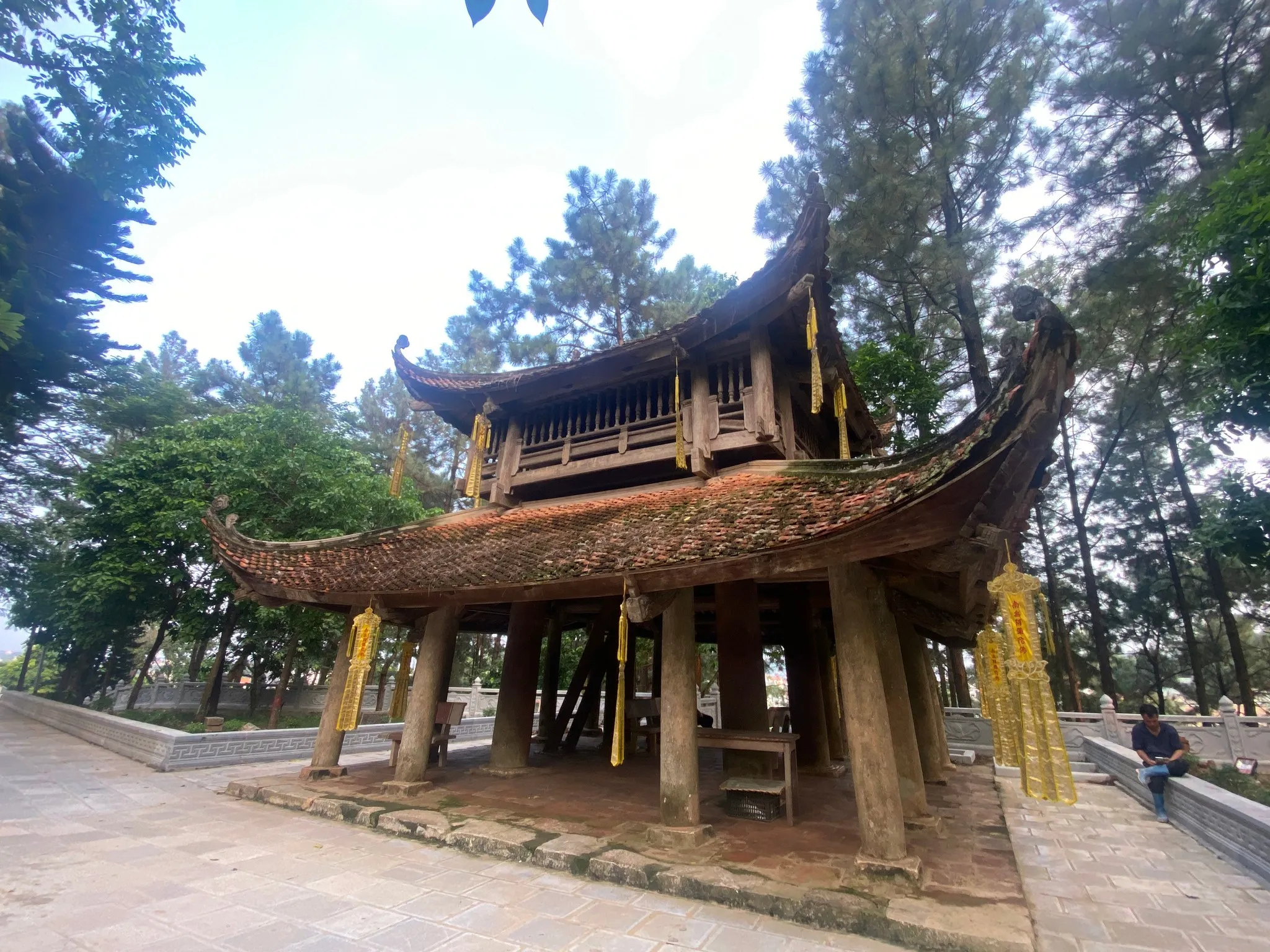 Toàn cảnh gác chuông Chùa Trăm Gian