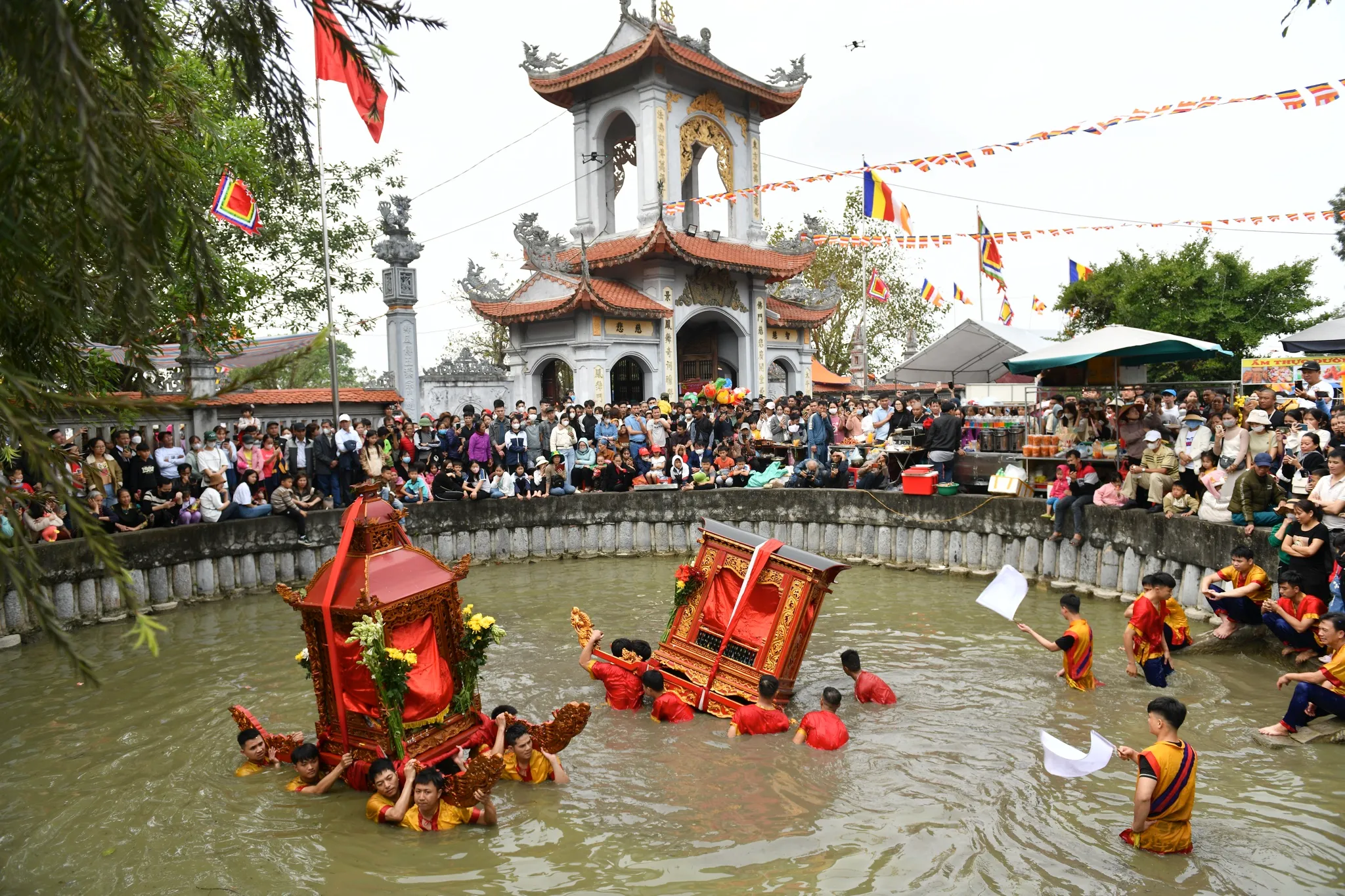 Lễ rước kiệu dưới nước độc đáo tại Vũ Thư năm 2024