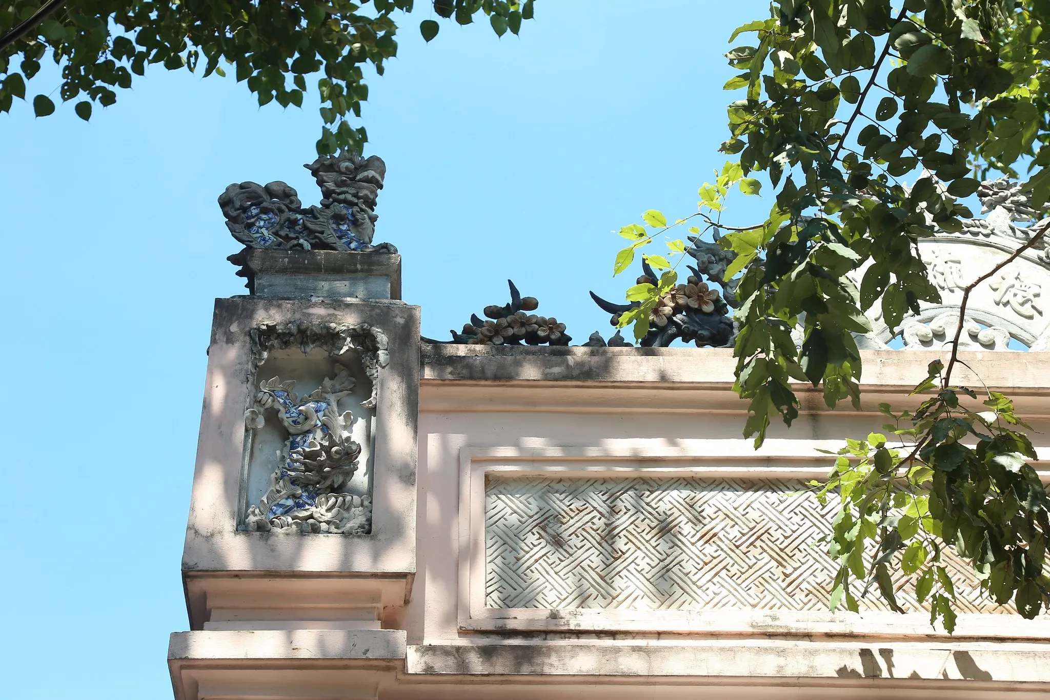 Linh vật trên cổng tam quan Chùa Lưu Bái (Kiều Mai)