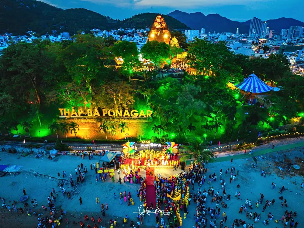 Toàn cảnh Lễ hội Tháp Bà Ponagar