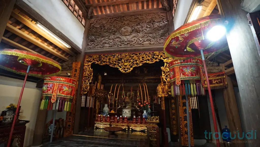 Ban thờ chính trong di tích Đền Ngọc Động