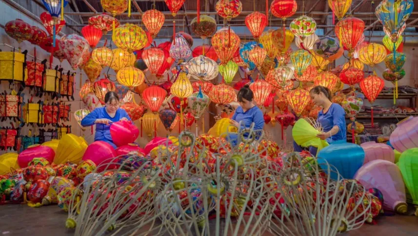 Công đoạn bọc vải cho lồng đèn