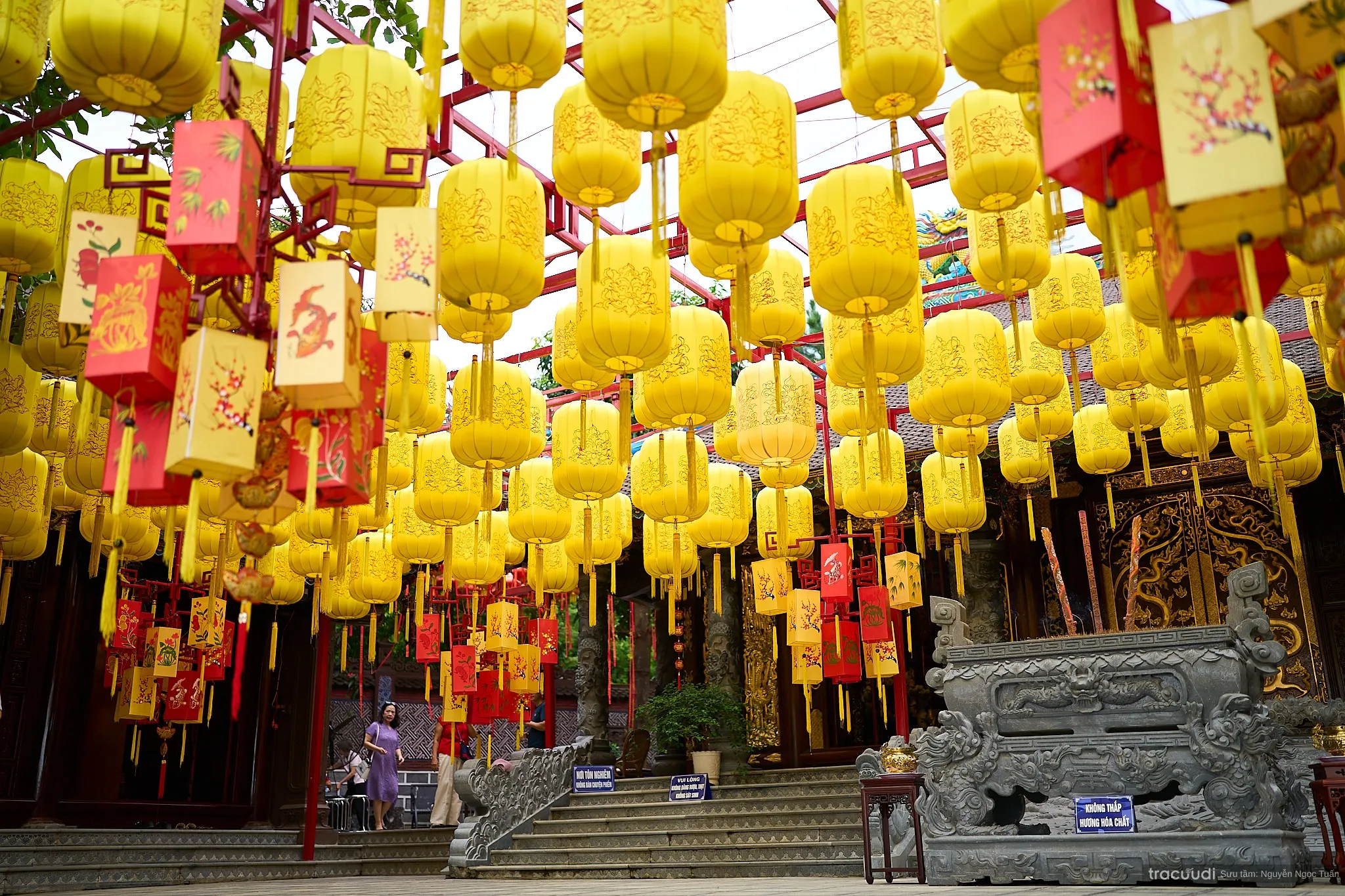Đèn lồng trang trí trong khuôn viên di tích Đình Ứng Thiên