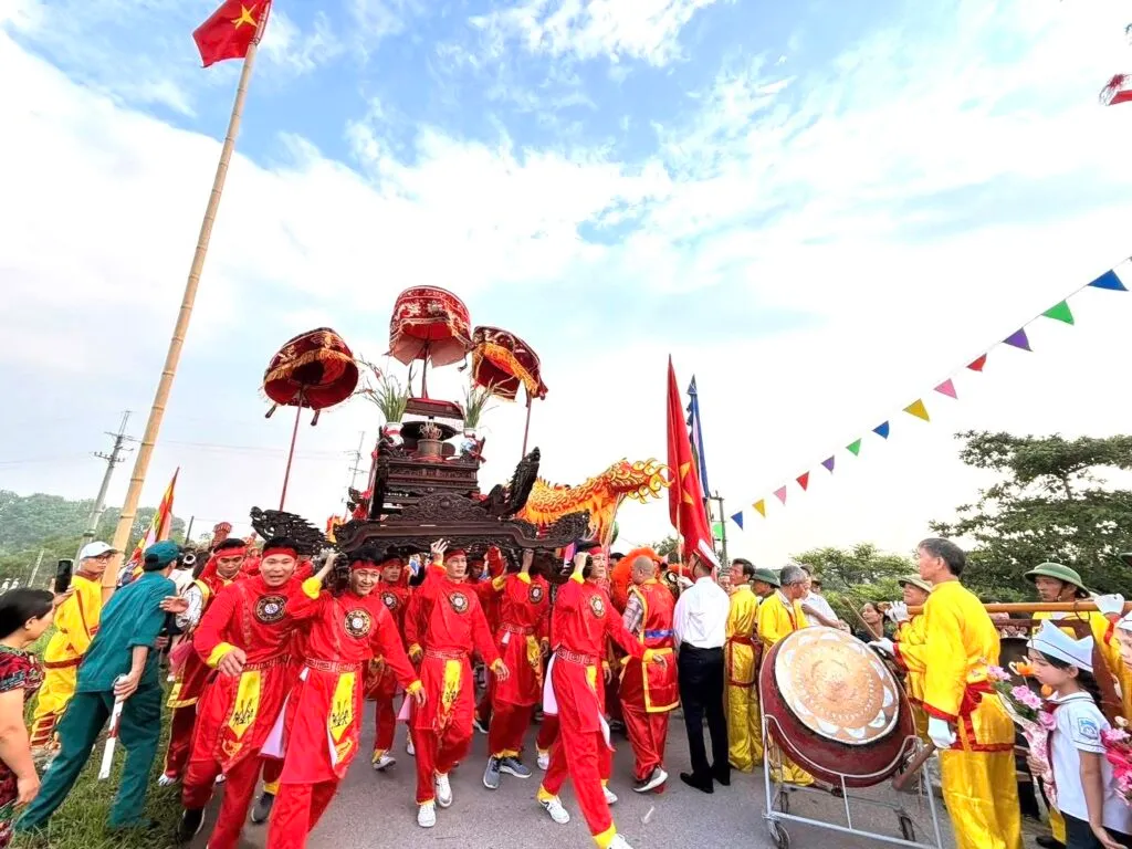 Lễ rước kiệu tại Hội đình Thị Nguyên