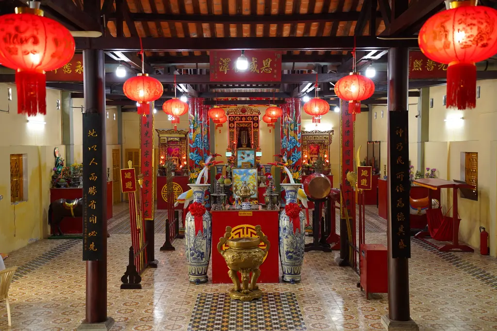Không gian bên trong Đình Tân Kiểng