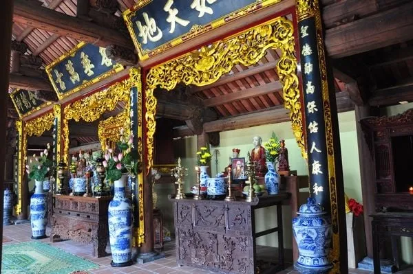 Không gian bên trong Chùa Am