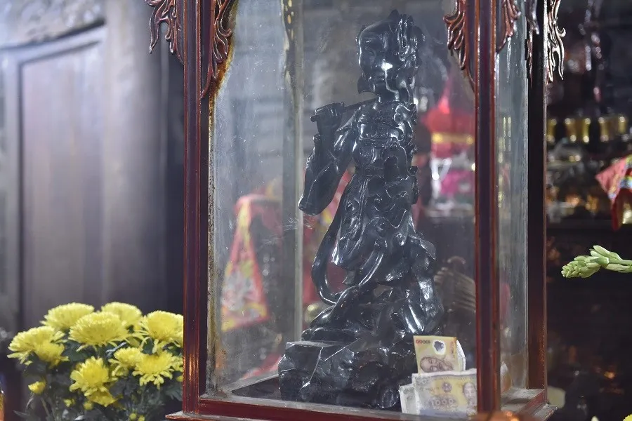 Tượng gỗ thần Độc Cước được thờ ở gian ngoài hậu cung Đền Độc Cước