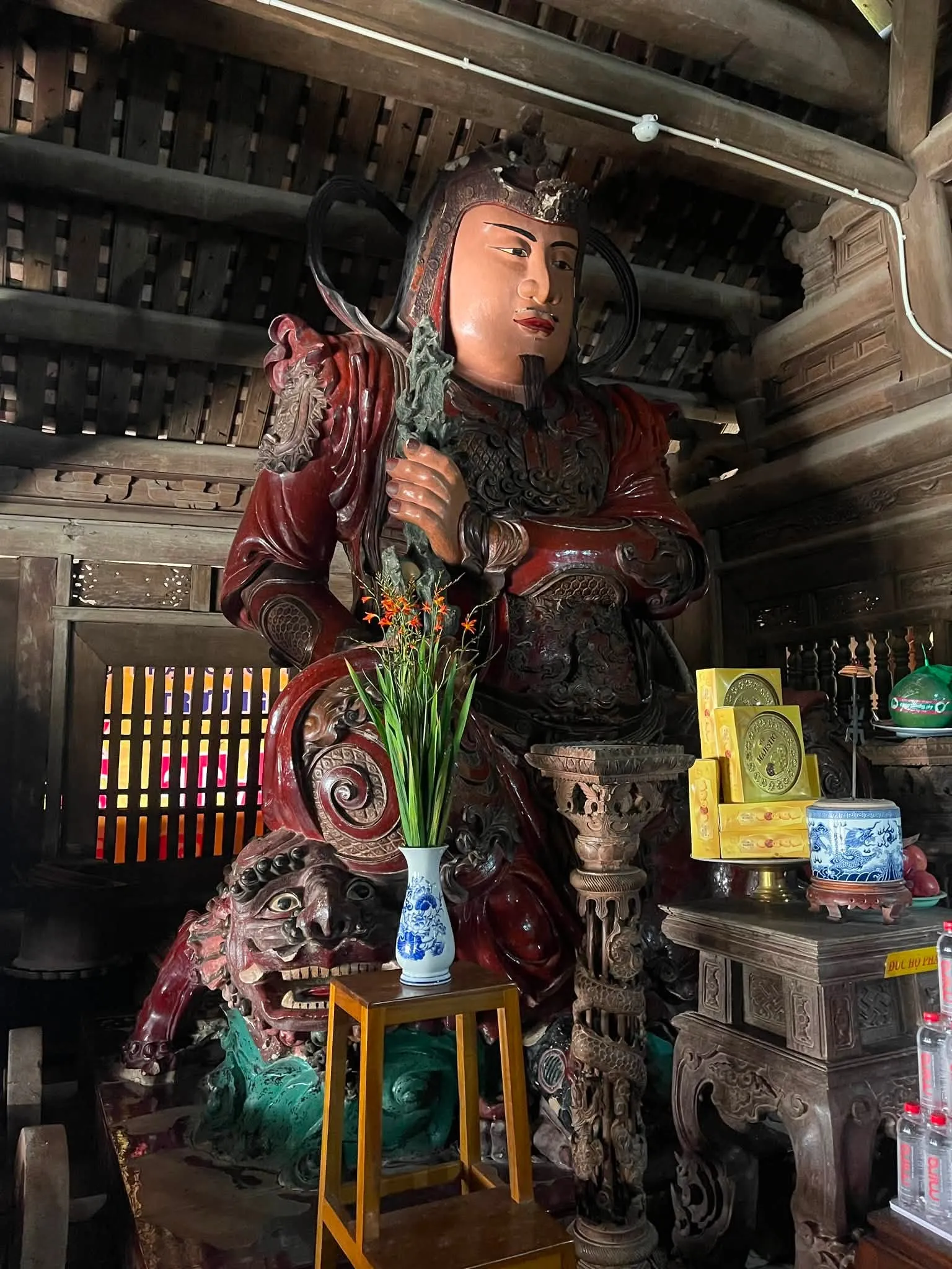 Tượng Đức hộ pháp trong Chùa Thầy.