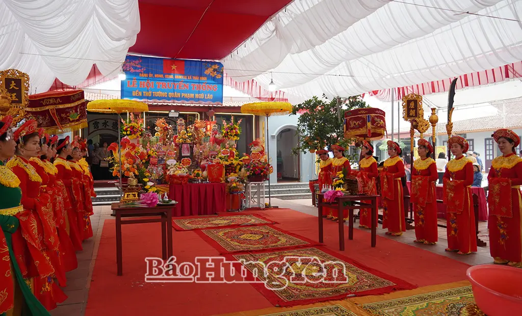 Đội tế nữ quan dâng hương tại Hội đền Hét