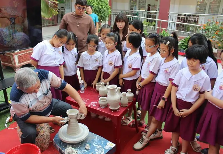 Nghệ nhân gốm Đinh Công Lai xoay gốm, giới thiệu các công đoạn làm gốm cho học sinh trên địa bàn thành phố Biên Hòa