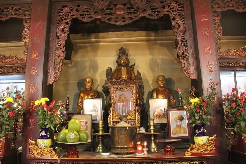 Cảnh quan bên trong di tích Chùa Sở