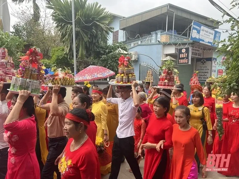 Người dân dâng lễ vật tại Hội đình Phú Điền