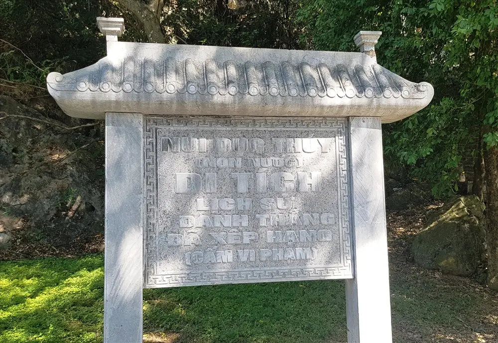 Bia di tích Núi Non Nước