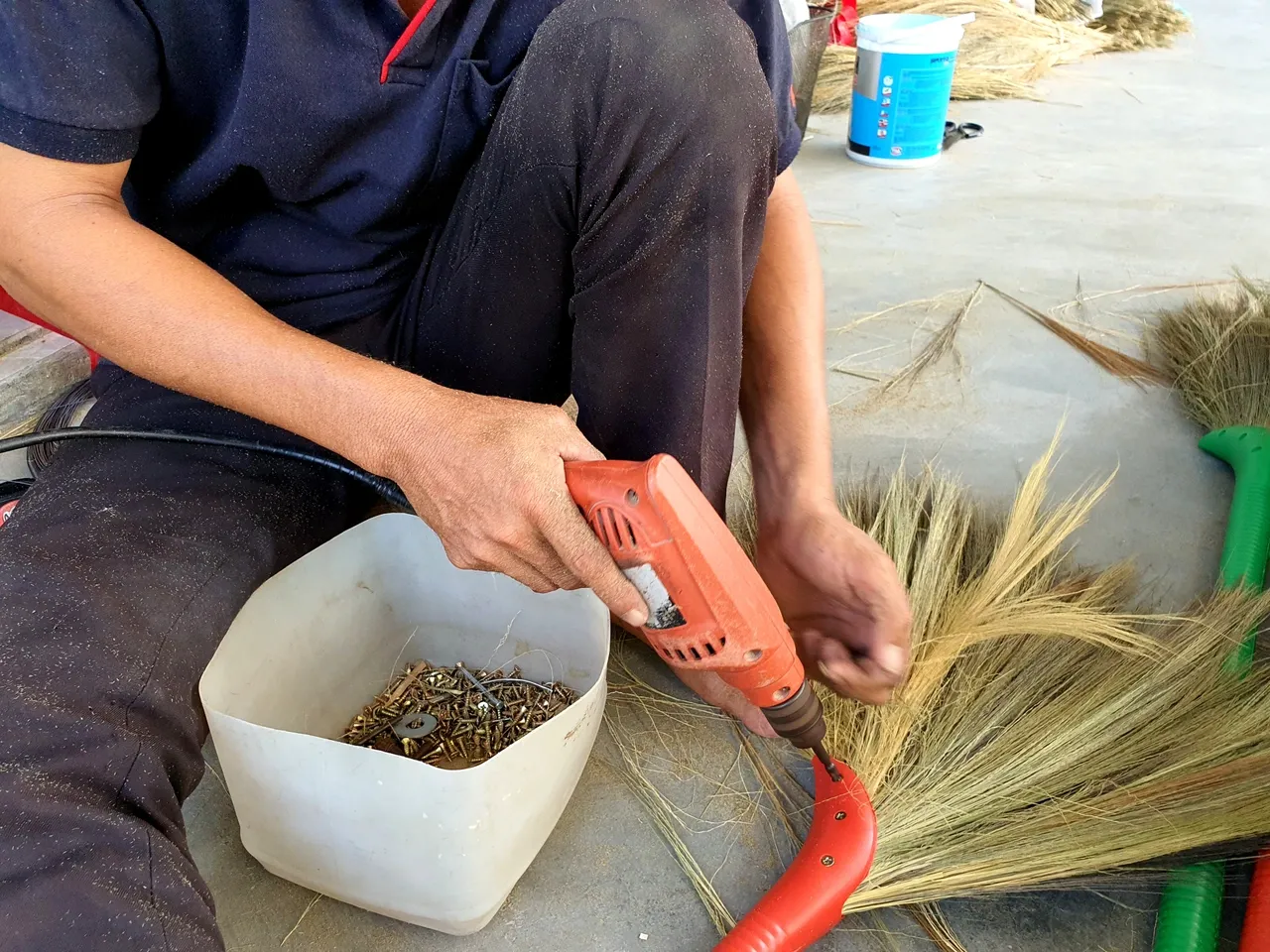 Công đoạn bắn vít vào chổi để tăng độ bền