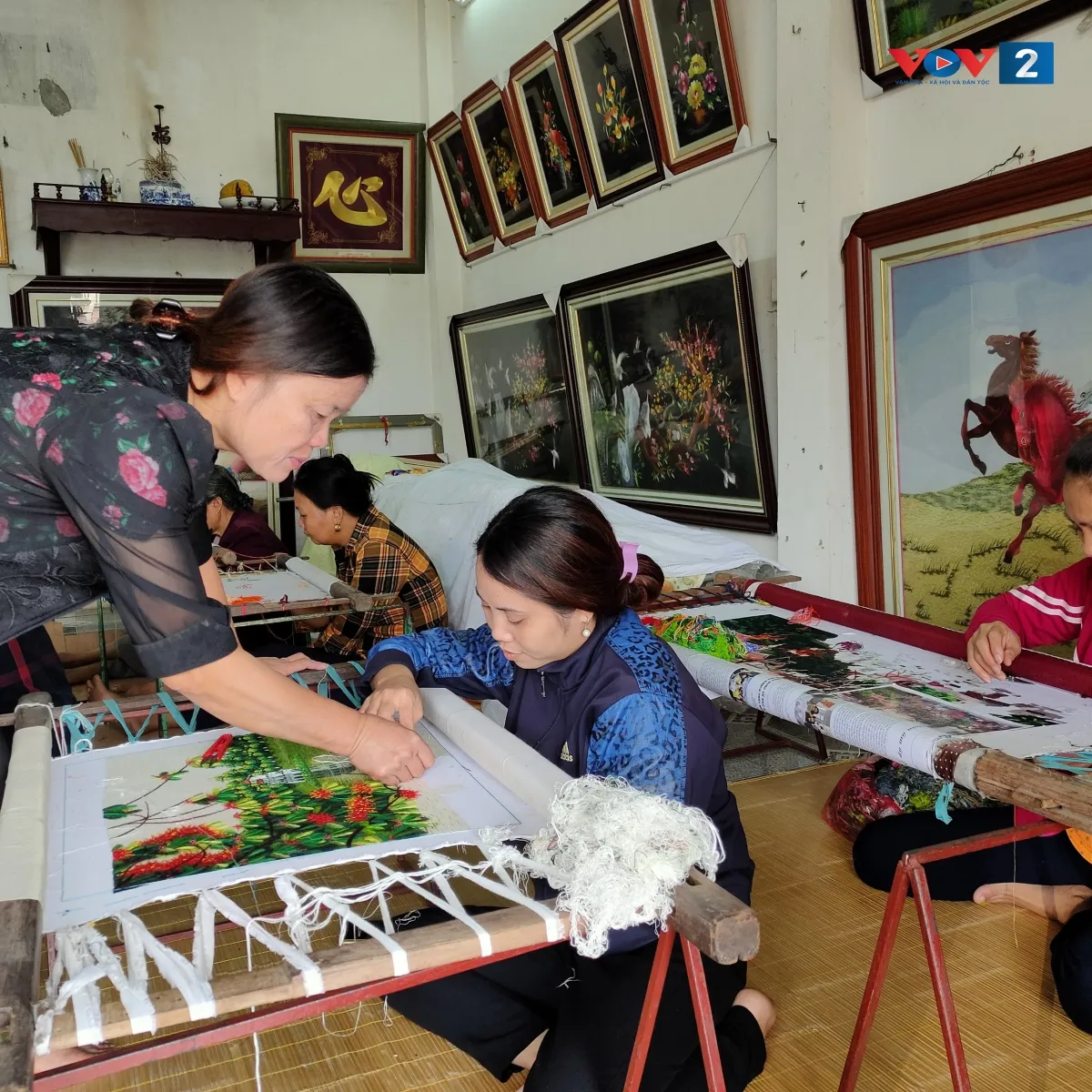 Nghệ nhân Hoàng Thị Khương nhiệt tình truyền nghề, dạy nghề cho người khuyết tật