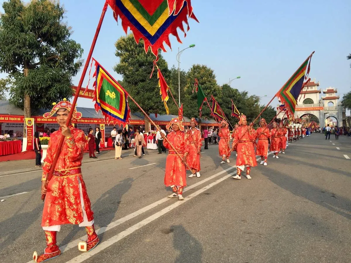 Đoàn diễu hành tại Hội đền Hai Bà Trưng