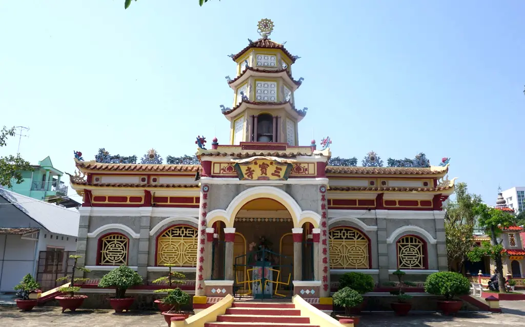 Chính điện Chùa Sắc Tứ Tam Bảo