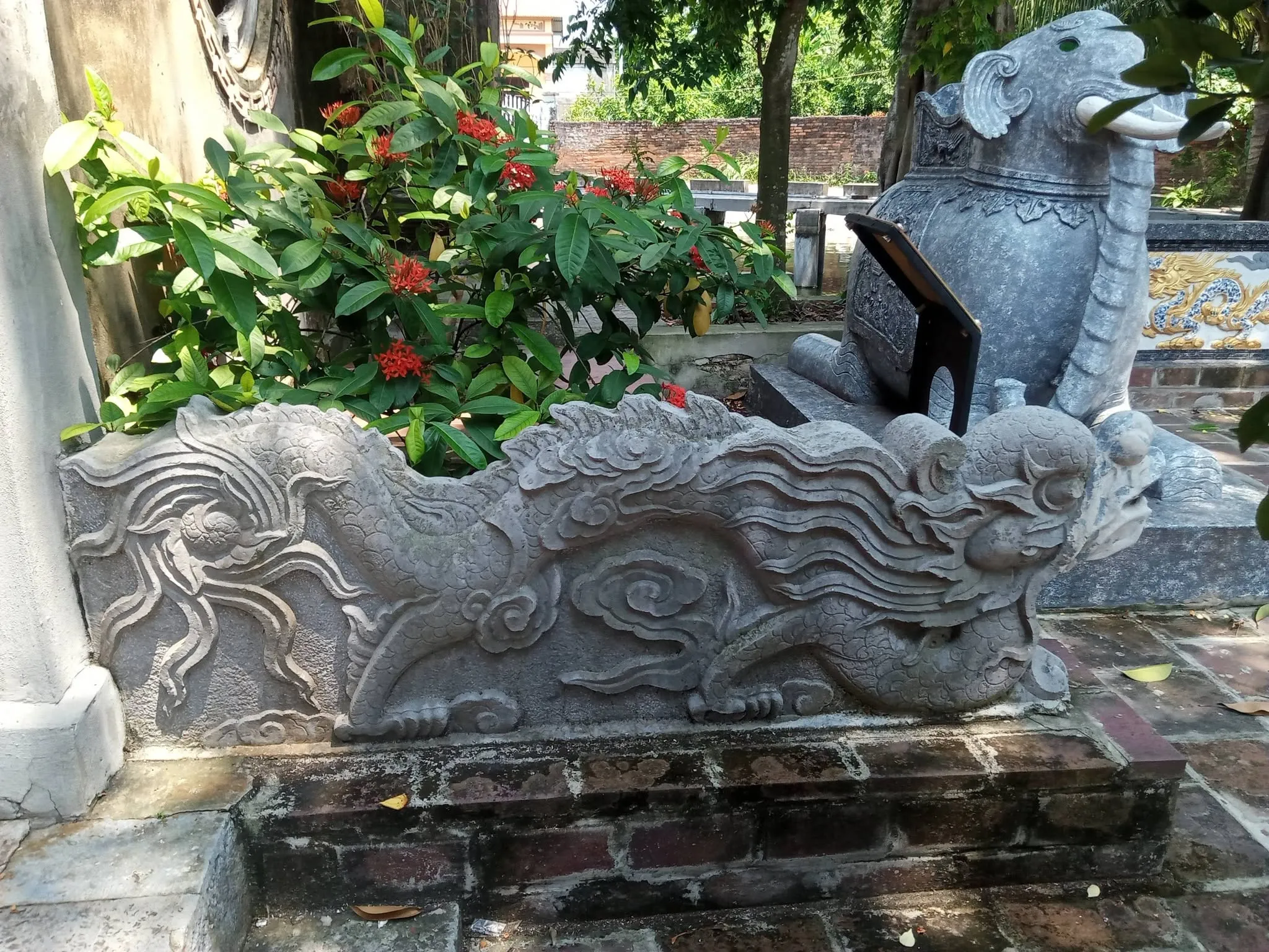 Rồng đá bên bậc thềm đình làng Nôm