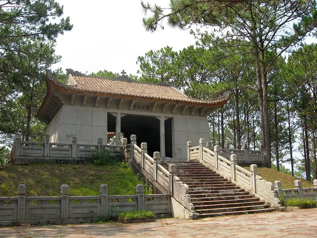 Cảnh quan Lăng Nguyễn Hữu Hào