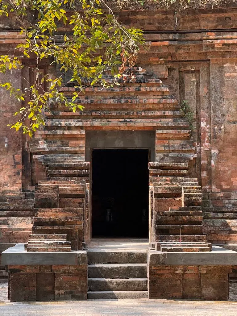 Cận điện thờ tại Tháp Chăm Yang Prong
