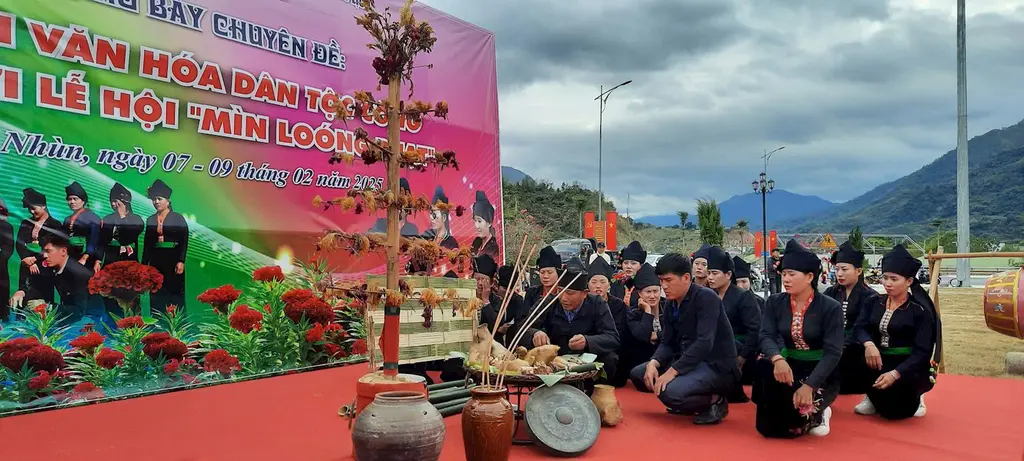 Nghi lễ cúng thần linh tổ tiên tại Lễ hội Mìn Lóng Phạt dân tộc Cống