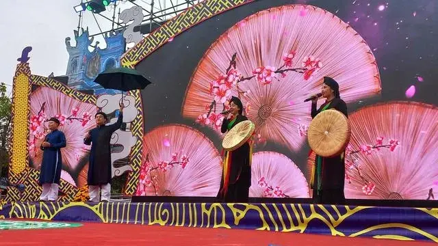 Tiết mục biểu diễn dân ca quan họ tại Lễ hội truyền thống Đền Tranh