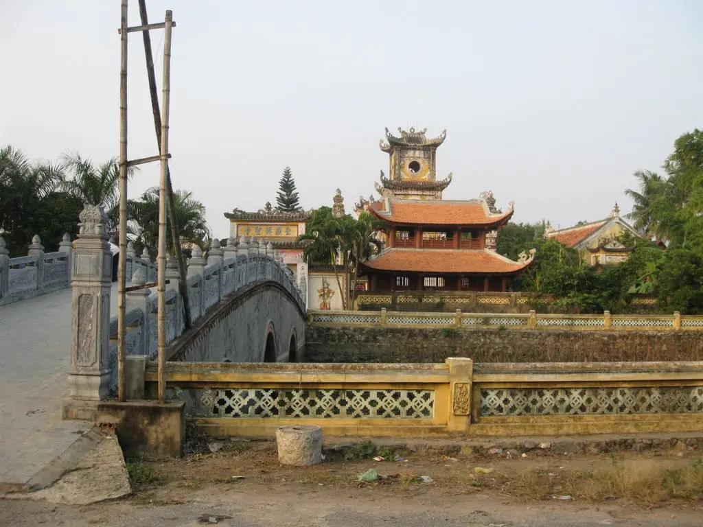 Cầu dẫn vào Chùa Sùng Nghiêm Diên Thánh