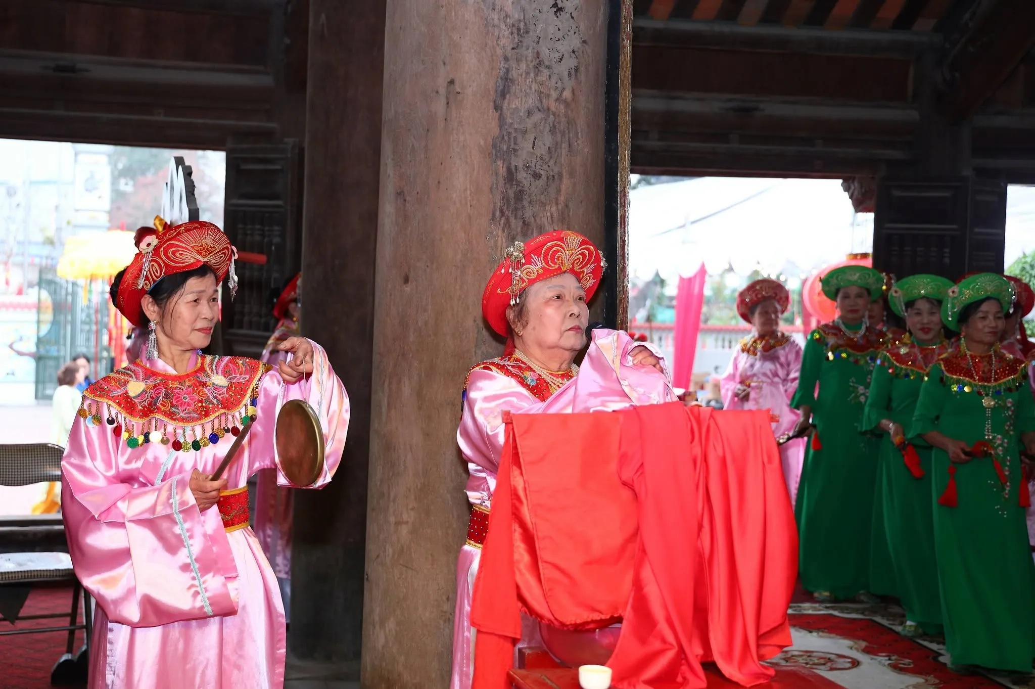 Đội tế nữ tại Hội làng Đông Trù