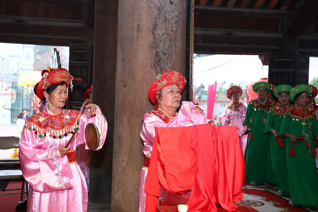 Đội tế nữ tại Hội làng Đông Trù