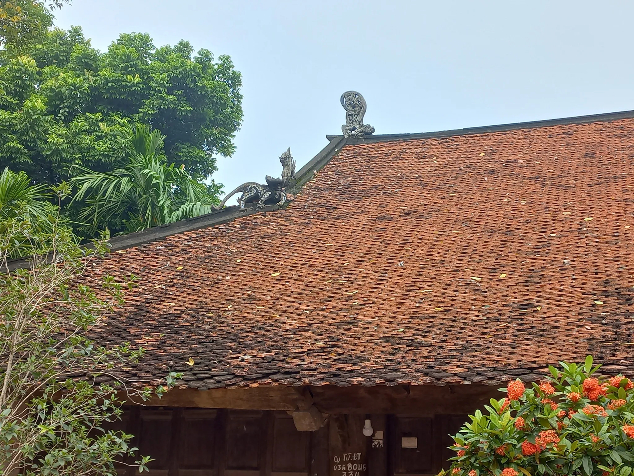 Linh vật trên mái Đình Phương Bản