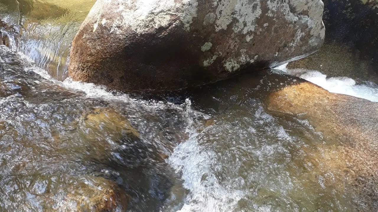 Dòng nước phía trước hang Đá Dak Tuar