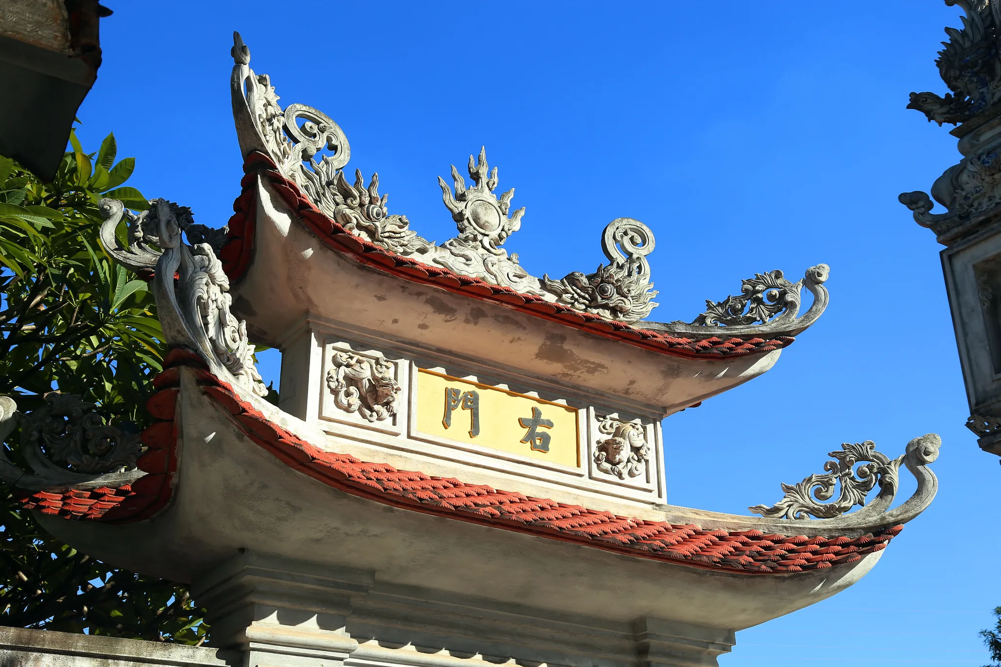 Kiến trúc mái cổng phụ đình Miêu Nha